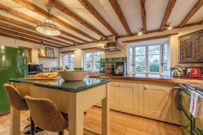 Fridge, microwave, oven, stovetop - Cozy 5-Bed Cottage Retreat – Perfect for Families (Stoke Green)