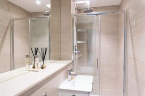 淋浴设施、吹风机