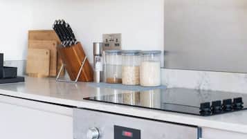 Refrigerador, microondas, horno y tetera eléctrica