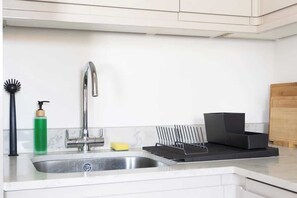 冰箱、微波炉、烤箱、电热水壶