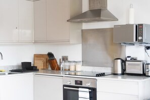 Fridge, microwave, oven, toaster - 1-Bed Gem:Quick Access to Windsor & Central London (Slough)