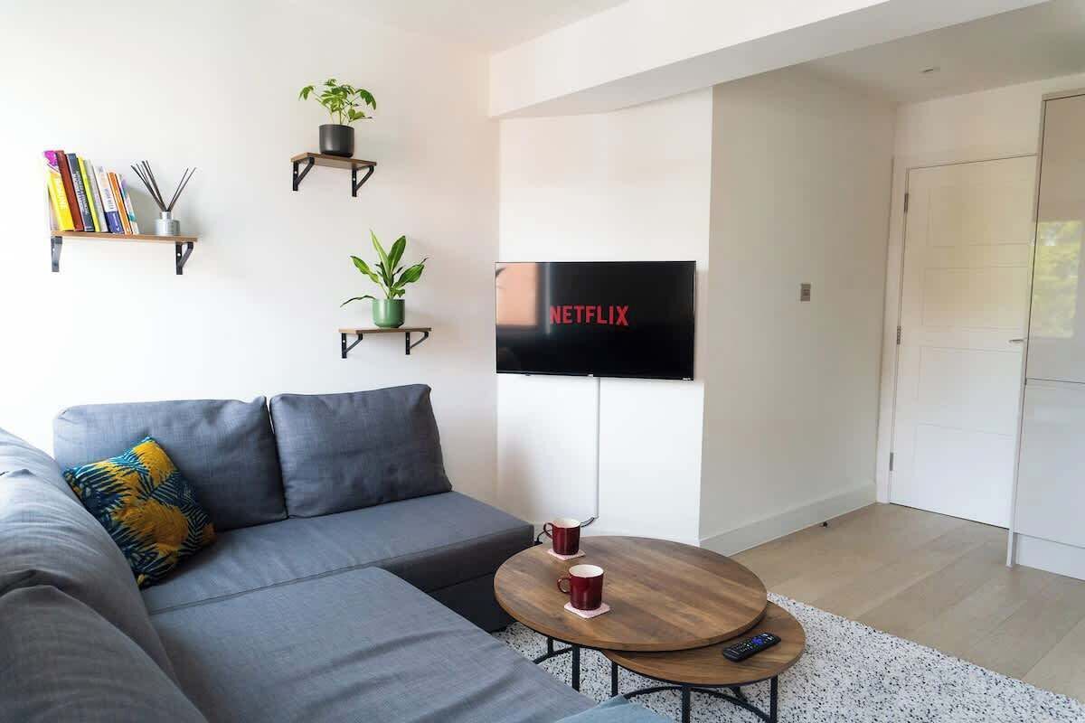 Televisión y oficina 