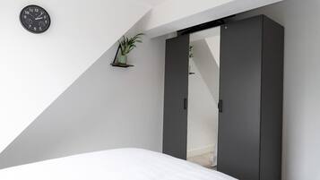 1 habitación, tabla de planchar con plancha, wifi y ropa de cama