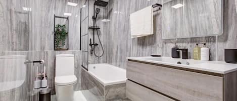 Apartment | Bathroom | Shower, hair dryer, towels, toilet paper