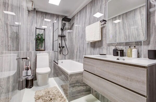 Apartment | Bathroom | Shower, hair dryer, towels, toilet paper - Stunning London City Apartment Retreat (London)