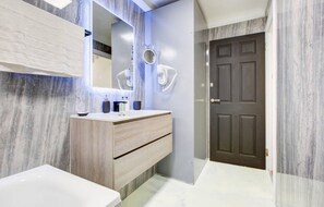 Apartment | Bathroom | Shower, hair dryer, towels, toilet paper
