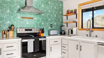 Een koelkast, een magnetron, een oven, een kookplaat