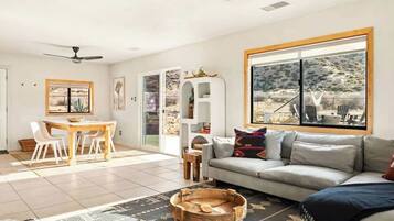 Una televisión, una oficina