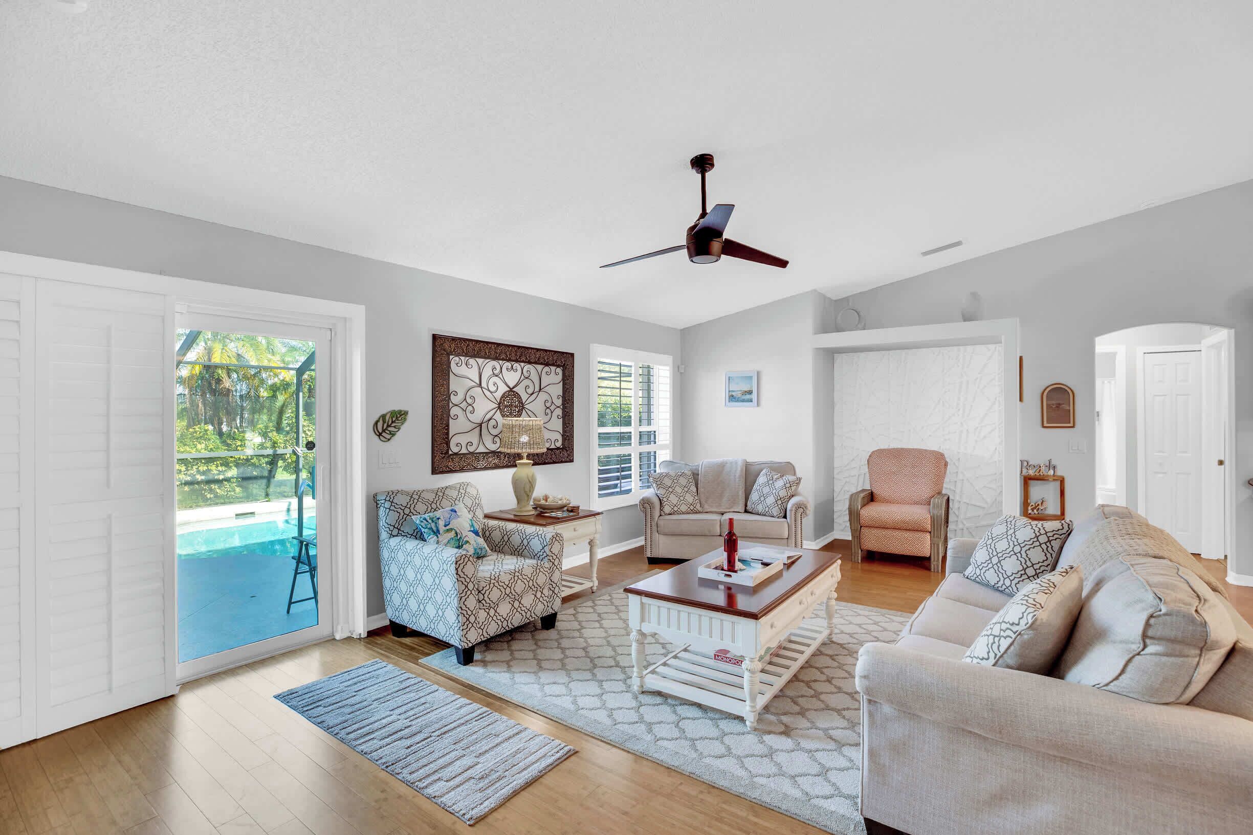 Smart-tv, böcker och kontor