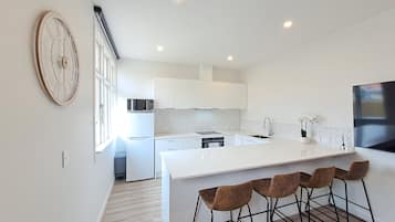 Refrigerador, microondas, horno y parrilla de estufa