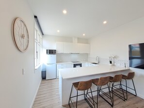 Fridge, microwave, oven, stovetop - Tainui Charm - Fully renovated, 3 bedrooms (Dunedin)