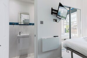 1 bedroom, desk, WiFi, bed sheets