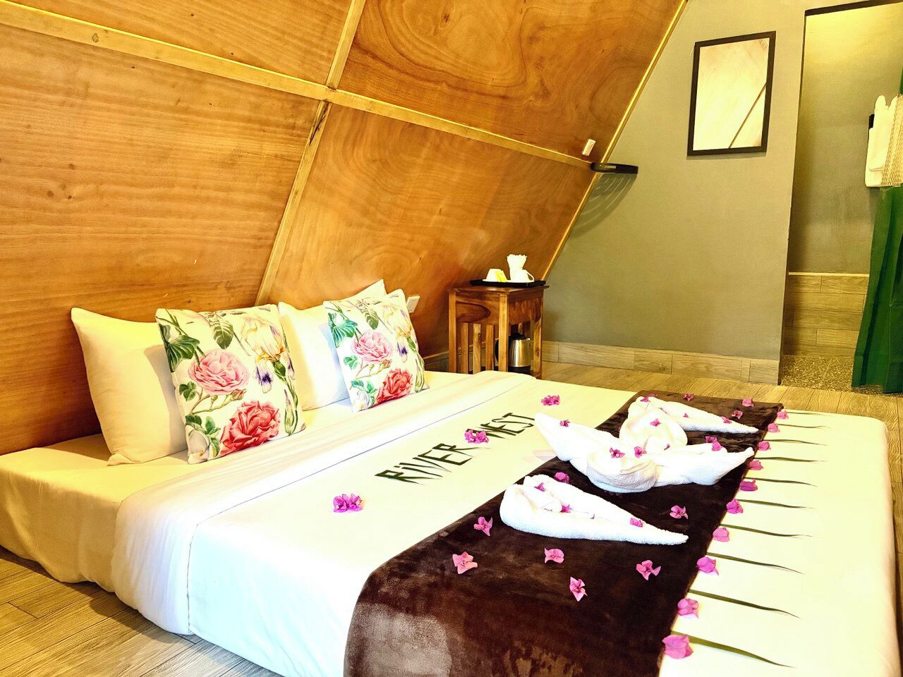 Decoración personalizada, wifi gratis y ropa de cama 