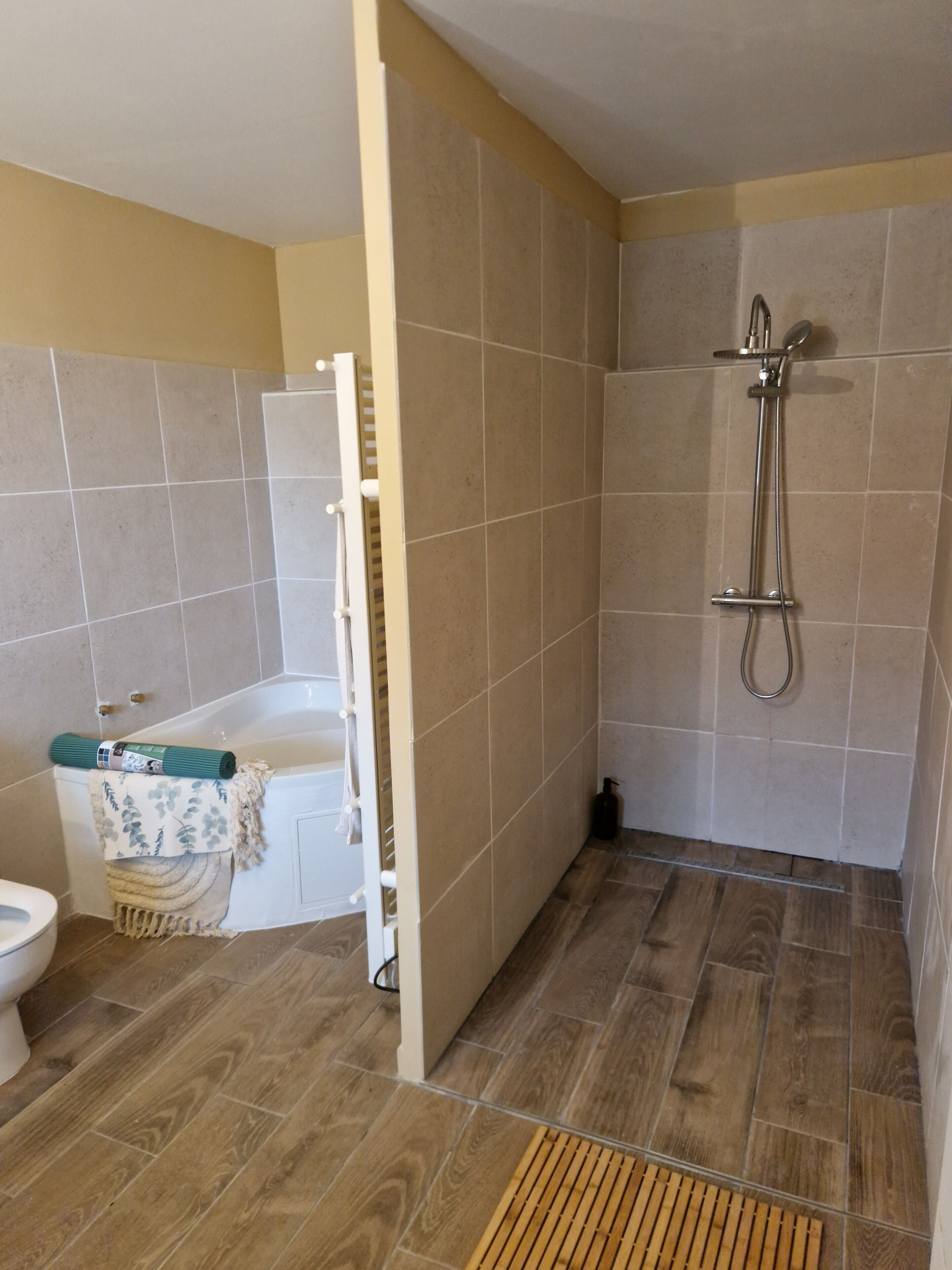 Een haardroger, handdoeken, zeep, toiletpapier