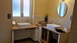 Hair dryer, towels, soap, toilet paper - Gite la ferme du meix guillot (Ciel)