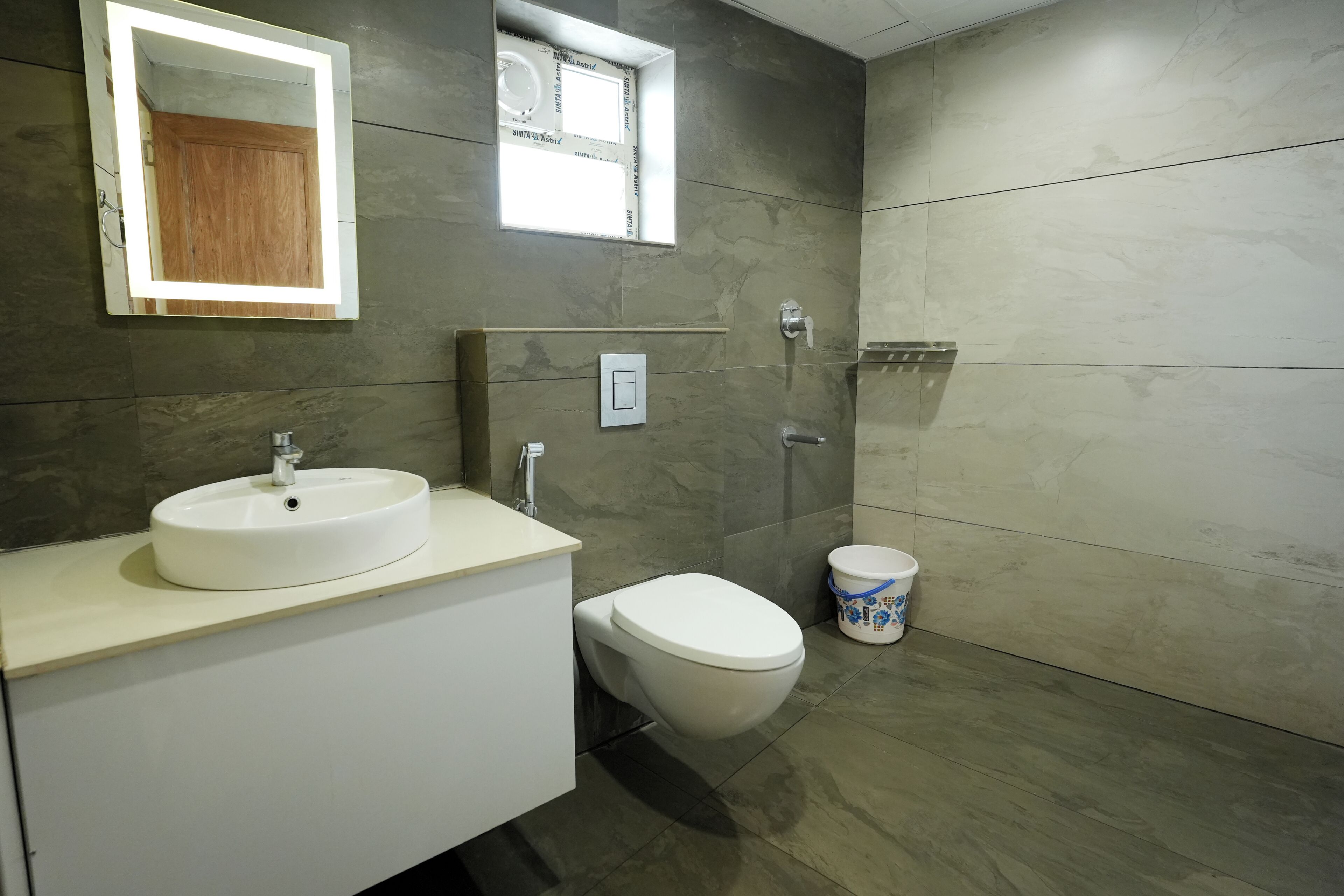 Ein modernes Badezimmer mit Waschbecken, Toilette und Duschbereich.