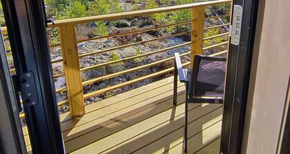 Lillelørdag Hytte - New luxury wooden cabin between mountains and lakes