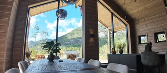 Lillelørdag Hytte - New luxury wooden cabin between mountains and lakes