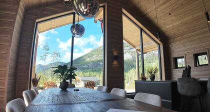 Lillelørdag Hytte - New luxury wooden cabin between mountains and lakes