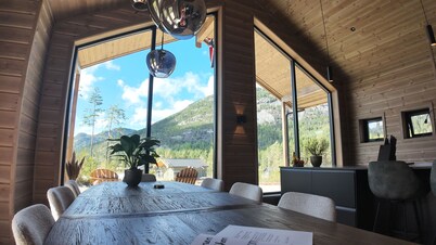 Lillelørdag Hytte - New luxury wooden cabin between mountains and lakes