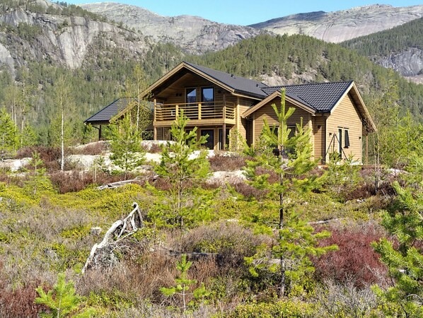 المنشأة من الخارج