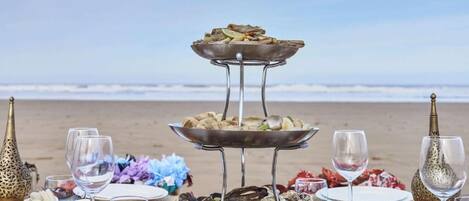 Un bufé de mariscos situado en una playa con vista al océano.