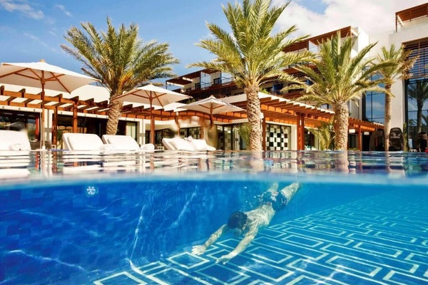 4 outdoor pools