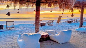 Private beach, white sand, beach umbrellas, beach massages - Riva Boutique Resort Koh Chang (Ko Chang)