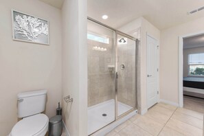 Shower, hair dryer, towels - Luxury villa w/ private pool & game room (Davenport)