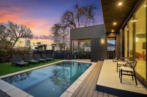 Unclassified image, 4 of 67, button