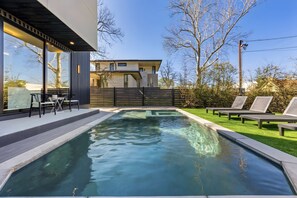 Unclassified image, 2 of 67, button