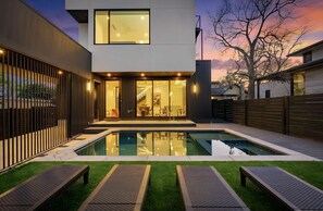 Unclassified image, 3 of 67, button