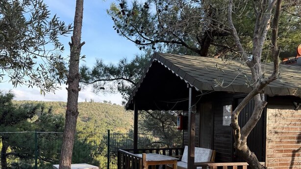 A rustic cabin with a wooden deck, picnic table, and benches. - Jippe İda Dağ Evleri (Edremit)