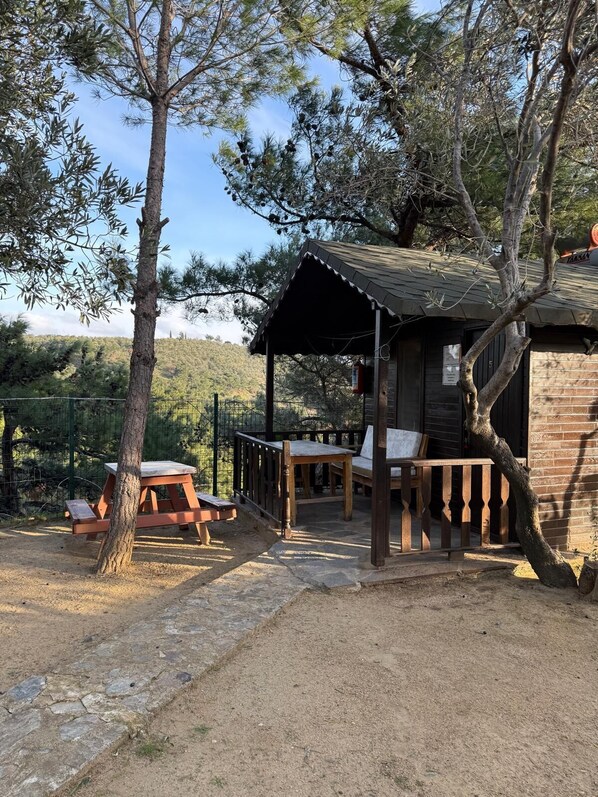 Standard Triple Room | Terrace/patio - Jippe İda Dağ Evleri (Edremit)