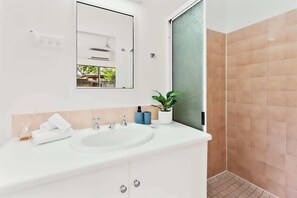 Ducha, secador de pelo y toallas