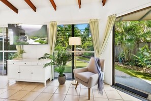 Interior - Green Cottage - Pet & Child friendly (Trinity Beach)