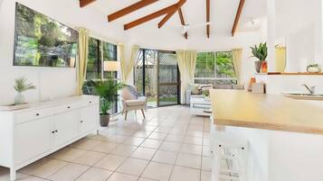 Televisión, libros y oficina