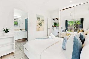 2 bedrooms, iron/ironing board, travel crib, WiFi - Green Cottage - Pet & Child friendly (Trinity Beach)