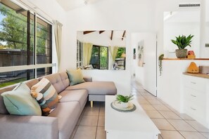 TV, books, offices - Green Cottage - Pet & Child friendly (Trinity Beach)