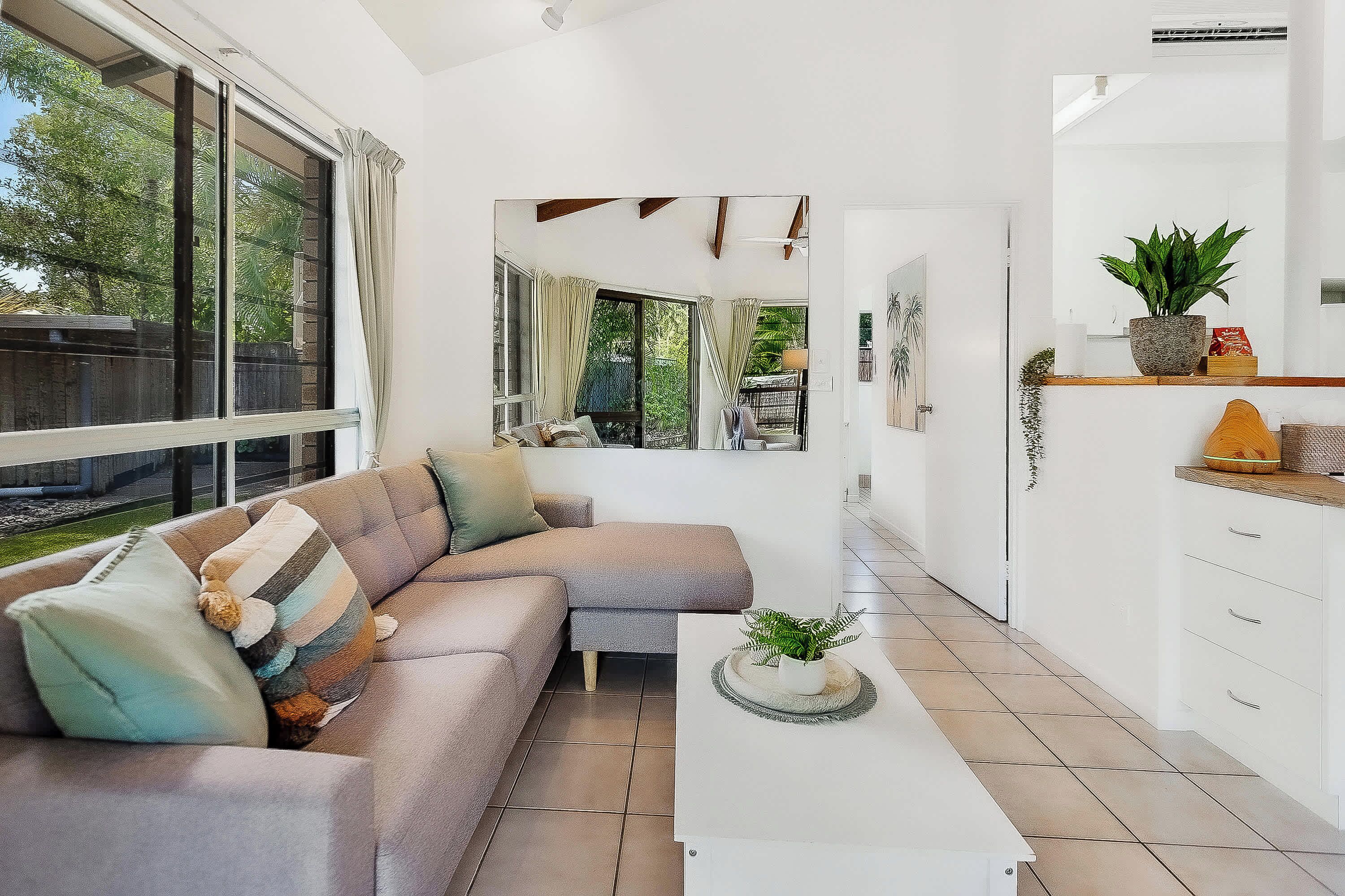 Fernseher, Bücher, Arbeitsbereiche