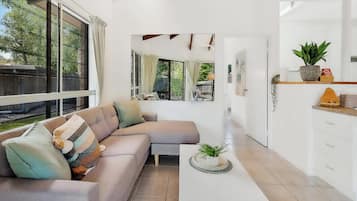 Fernseher, BĂŒcher, Arbeitsbereiche