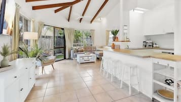 Fernseher, BĂŒcher, Arbeitsbereiche