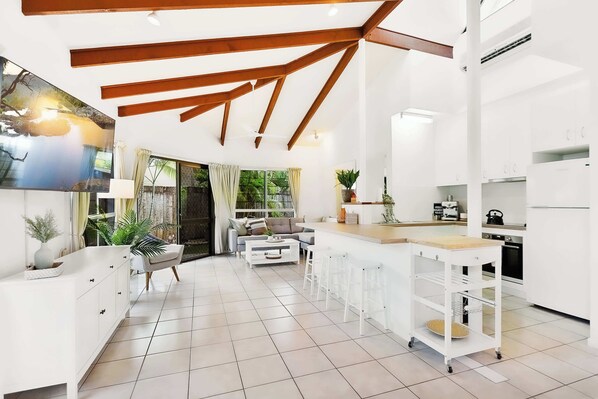 Interior - Green Cottage - Pet & Child friendly (Trinity Beach)