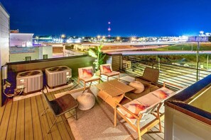 Terrace/patio - Howdy Nashville Home - 11 Beds, Rooftop & Hot Tub! (Nashville)