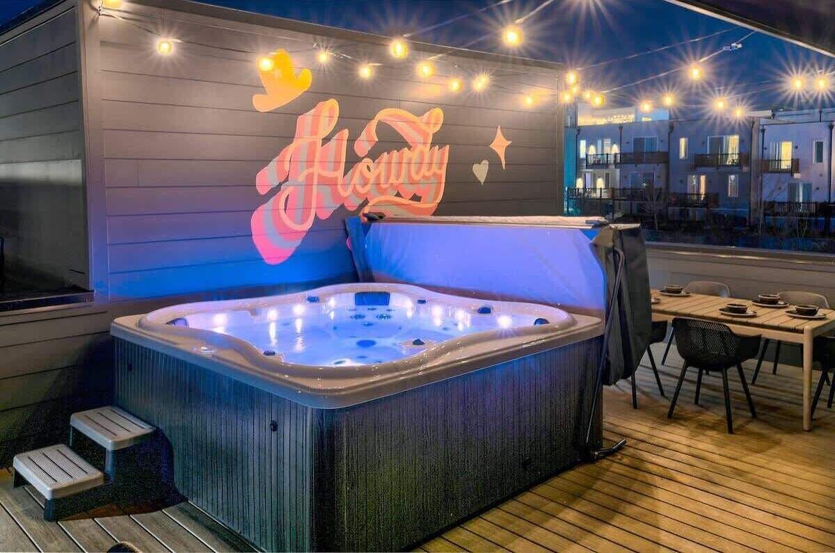 Howdy Nashville Home - 11 Beds, Rooftop & Hot Tub!