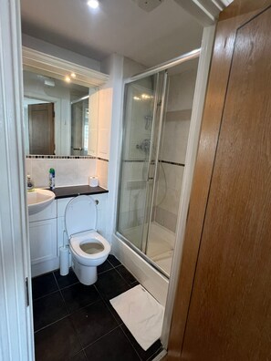 Hårføner, håndklær, såpe og toalettpapir