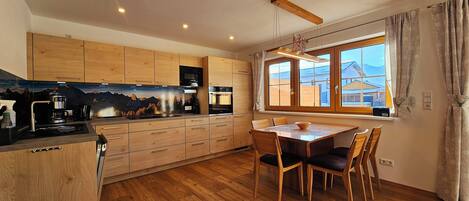 冷蔵庫、電子レンジ、オーブン、コンロ