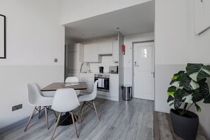 Dining - Modern One Bedroom Apartment Earls Court (London)