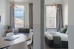 1 bedroom, iron/ironing board, WiFi, bed sheets - Modern One Bedroom Apartment Earls Court (London)