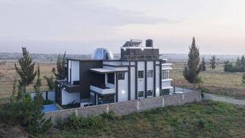 شرفة على السطح